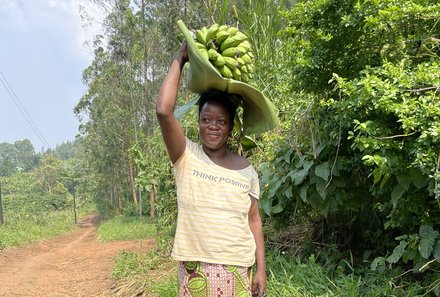 Uganda Familienreise - Uganda Family & Teens - Einheimische Frau mit Bananen