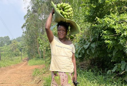 Uganda Familienurlaub - Uganda Family & Teens - Einheimische bei der Dorfwanderung 