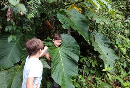 Familienreise Galapagos und Ecuador - Galapagos Family & Teens - Jungs spielen in der Natur