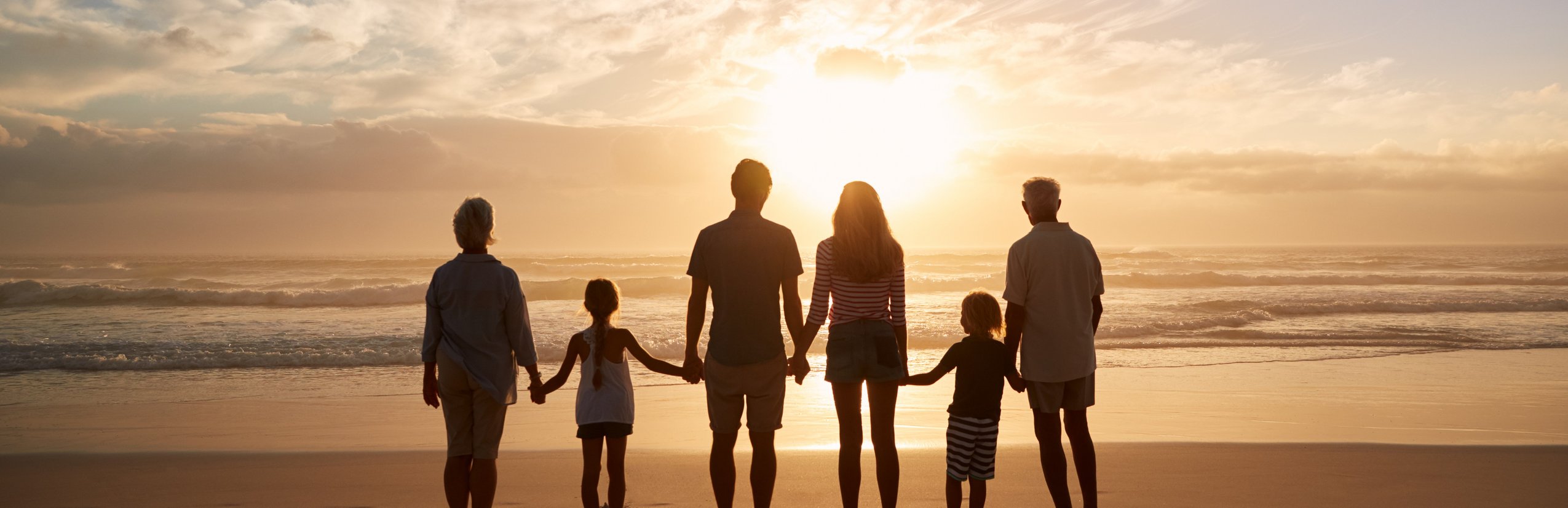 Fernreiseziele mit Kindern im Sommer - Tipps für Fernreisen im Sommer mit Kindern - Mehrgenerationenfamilie am Strand