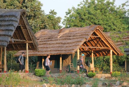 Uganda Familienreise - Uganda Family & Teens - Fort Murchison Lodge - Zelte Außenansicht und Leute