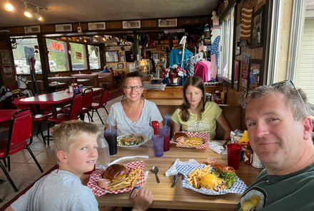 USA Familienreise - USA Westküste for family - Familie isst im Diner