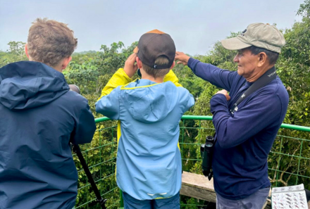 Familienreise Galapagos und Ecuador - Galapagos Family & Teens - Verlängerung Amazonas - Kinder mit Fernglas und Guide