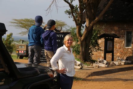 Kenia Familienreise - Kenia for family individuell - Masai Mara & Strand - Nadja Albrecht und Kids bei Safari-Jeep