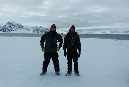 Familienreise Arktis - Arktis Reise mit Jugendlichen - Papa und Sohn in der Eislandschaft