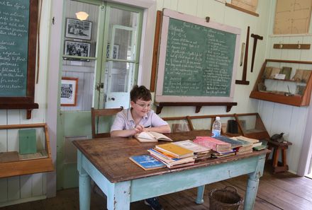  Australien for family - Australien Familienreise - Historic Village Herberton - Kind in Klassenzimmer