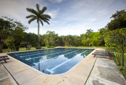Costa Rica for family - Hacienda La Pacifica - Pool und Palme