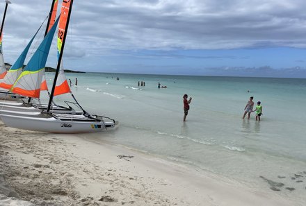 Kuba Familienreise - Kuba for family individuell - Cayo Santa Maria - Katamarane am Strand