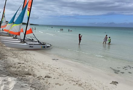 Kuba mit Kindern - Kuba Urlaub mit Kindern - Katamaran am Strand von Cayo Santa Maria