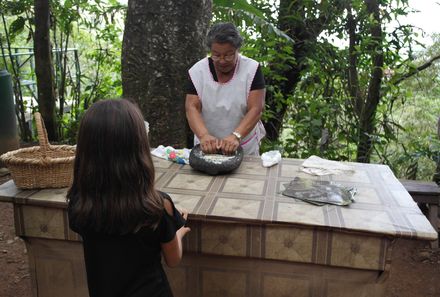 Familienurlaub Costa Rica - Costa Rica for family - Indianerreservat Frau beim Essen zubereiten