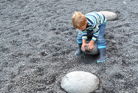 Island Familienreise - Island for family individuell - Kind am Strand