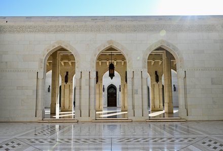 Familienreise Oman - Oman for family - Muscat  Sultan-Qabus-Moschee Gebäudefassade