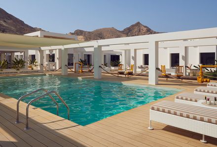 Oman mit Jugendlichen - Oman Family & Teens - Entspannung am Pool vom Muscat Hills Resort
