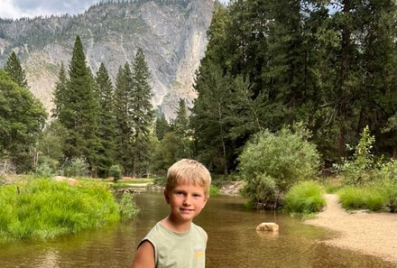 USA Familienreise - USA Westküste for family - Yosemite Nationalpark - Kind am Bach