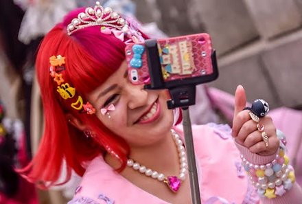 Japan for family individuell - Tokyo - Frau mit Handy