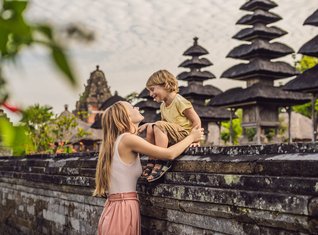 Indonesien Familienreise - Mutter und Kind bei Tempel