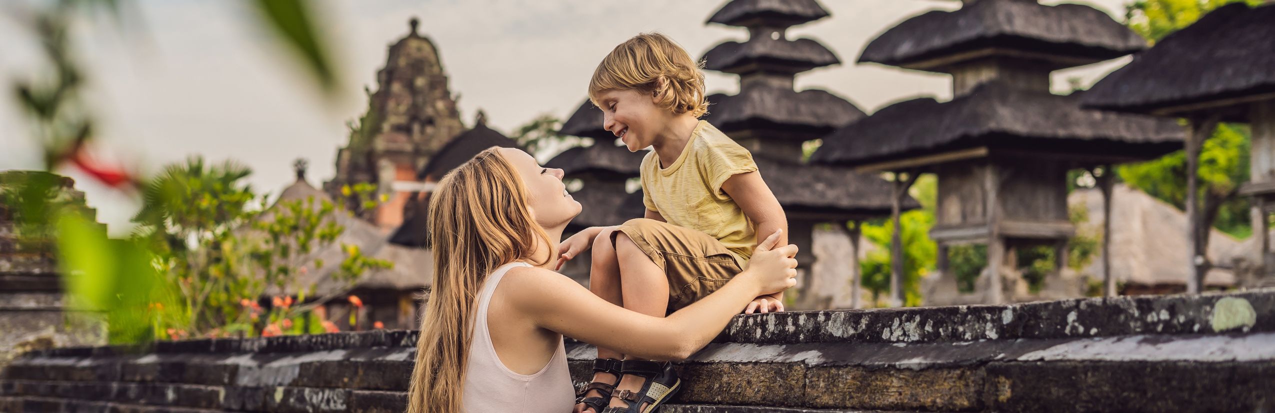 Indonesien Familienreise - Mutter und Kind bei Tempel