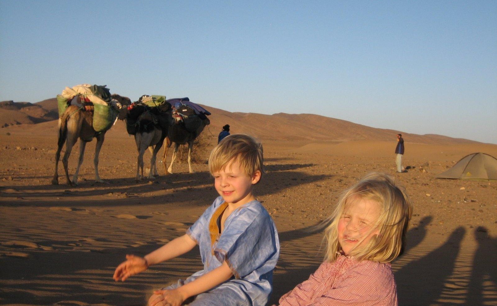 Marokko mit Kindern - Reisetipps zur Marokko Familienreise - Kinder in der Wüste
