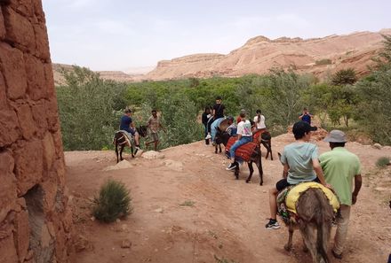 Marokko Familienreise - Kinder reiten Esel in Ait Ben Haddou