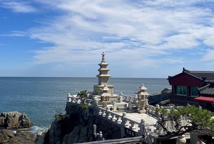 Südkorea for family - Busan - Haedong-Yonggungsa-Tempel von Weitem