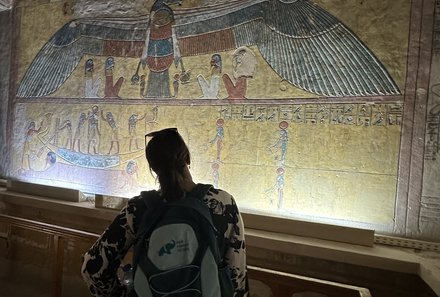 Familienreise Ägypten - Ägypten for family - Nadja Albrecht vor ägyptischer Wandmalerei