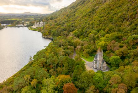 Irland Familienreise - Irland for family - Kylemore Abbey Landschaft von oben