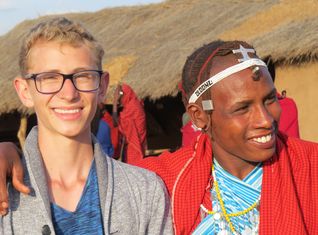 Teenager mit Massai in Tansania