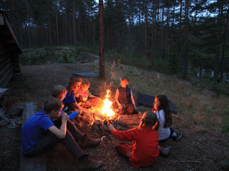 Schweden Familienreise - Kinder am Lagerfeuer