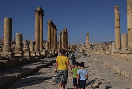 Jordanien Rundreise mit Kindern - Jerash - Rückansicht Nadja und ihre Kinder