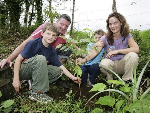 Familienreisen_Costa Rica_Familie pflanzt einen Baum