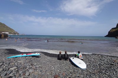 Feedback PTFAMD Sommer 2023 - Madeira for family - Kinder mit Surfboards am Meer