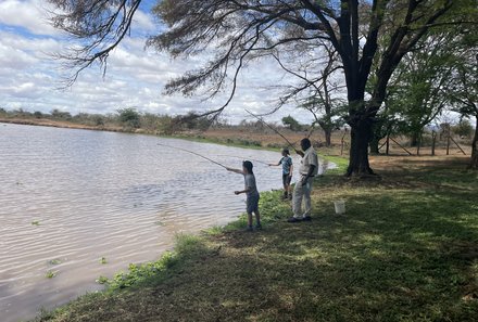 Kenia Familienreise - Kenia Family & Teens - Kinderprogramm Voyager Ziwani Lodge - Angeln am See
