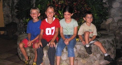 Familienreisen schlagen Brücken - Besuch aus Costa Rica - Gruppenfoto Kinder