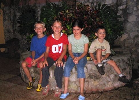 Familienreisen schlagen Brücken - Besuch aus Costa Rica - Gruppenfoto Jungs und Mädchen