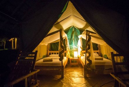 Uganda Familienreise - Uganda Family & Teens - Fort Murchison Lodge - Zelt bei Nacht beleuchtet