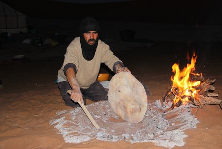Marokko reise mit jugendlichen - Berber kocht über offenem Feuer