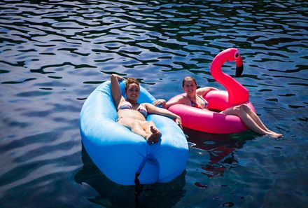 Familienreise Kroatien - Kroatien for family - Segelreise - zwei Teenager mit Flamingo und Kissen im Wasser