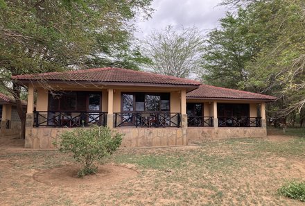 Kenia Familienreise - Kenia Family & Teens - Tsavo Ost Nationalpark - Ashnil Aruba Lodge - Außenansicht