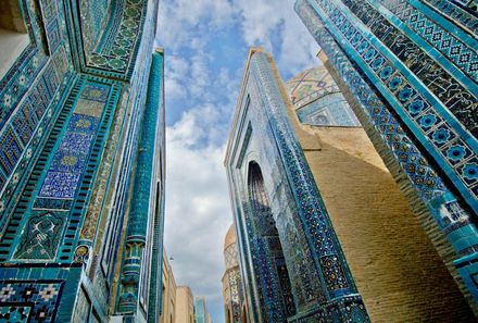 Usbekistan Familienreise - Samarkand - Froschperspektive auf Bauwerke mit blauen Verzierungen