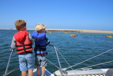 Namibia mit Kindern - Namibia individuell - Swakopmund - zwei Jungs von hinten auf einem Boot
