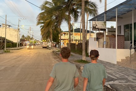 Familienreise Galapagos und Ecuador - Galapagos Family & Teens - Kinder in Puerto Villamil 