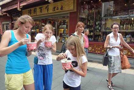 China mit Kindern - China for family - Kinder mit Nudelbox