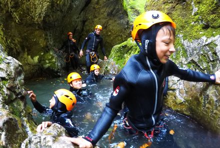 Slowenien Familienreise - Slowenien for family - Kinder in Schlucht bei Canyoning