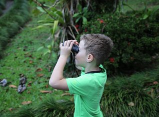 Costa Rica Familienreise - Kind im Dschungel