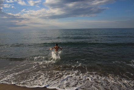 Sizilien Familienreise - Kind geht im Meer baden