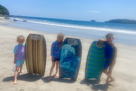 Costa Rica for family Junior - Costa Rica mit Kindern - Kids mit Surfboards