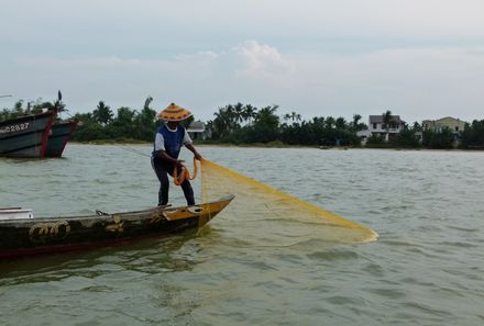 Vietnam & Kambodscha Familienreise - Fischer mit Netz in Boot
