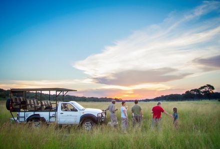 Botswana Familienreise - Botswana for family individuell - Hwange Nationalpark - Jeep und Menschen vor Sonnenuntergang