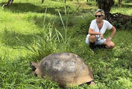 Familienreise Galapagos und Ecuador - Galapagos Family & Teens - Nadja Albrecht mit Riesenschildkröte