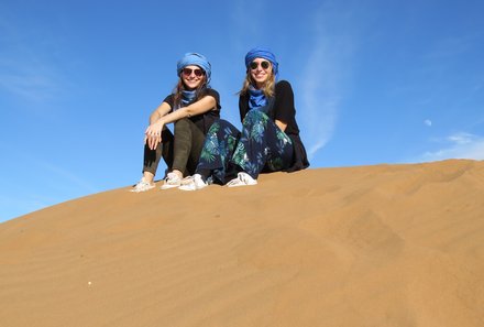 Marokko Rundreise für Familien - Erfahrungsbericht Marokko mit Teens - Mädchen in der Wüste